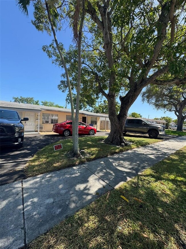 Foto del edificio - 371 NE 57th Ct