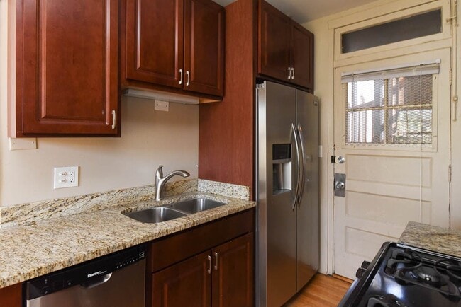 Building Photo - 2105 W Ainslie St