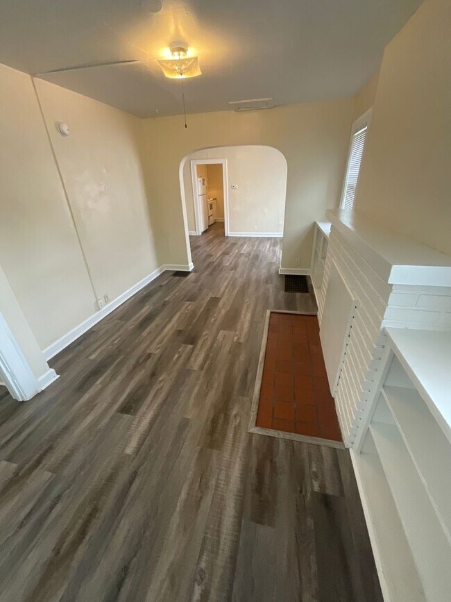 Building Photo - *Available August 2026*  4 Bedroom / 2 Bat...