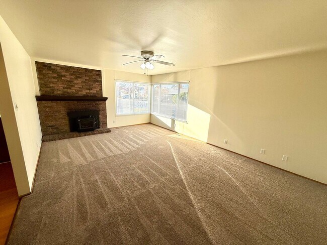 Foto del edificio - Charming Single-Level Home with Private Yard & Attached Garage!