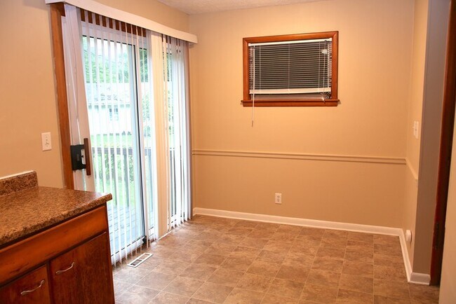Building Photo - 4172 Mayflower Blvd