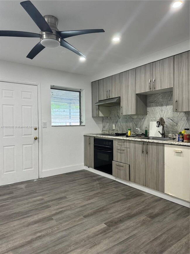 Foto del edificio - 1086 NW 110th St