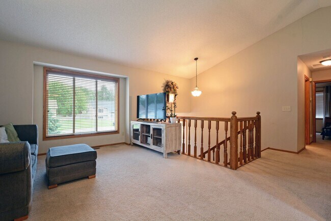 Foto del edificio - Spacious 3-Bedroom with Walkout and Fully Fenced Yard in Eagan