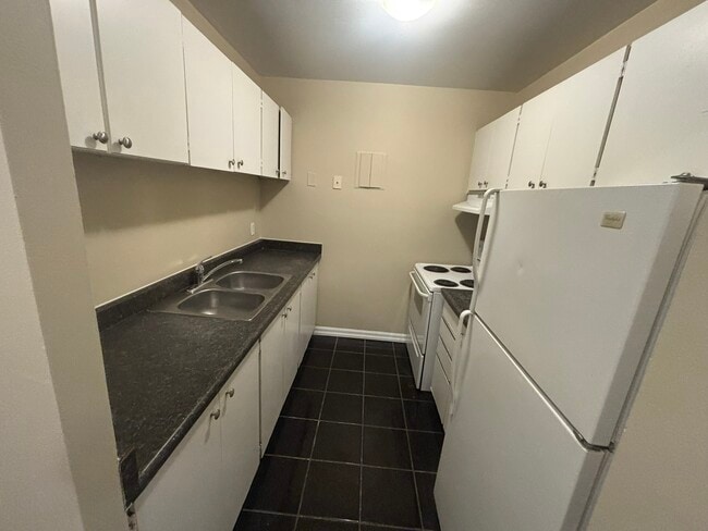 Building Photo - 225 Old Carriage Dr