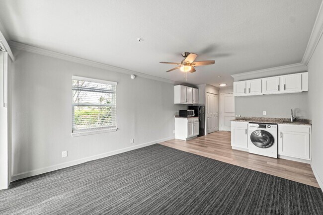 Foto del edificio - 8050 Baymeadows Cir W