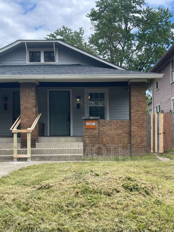 Primary Photo - 1221 N Oxford St