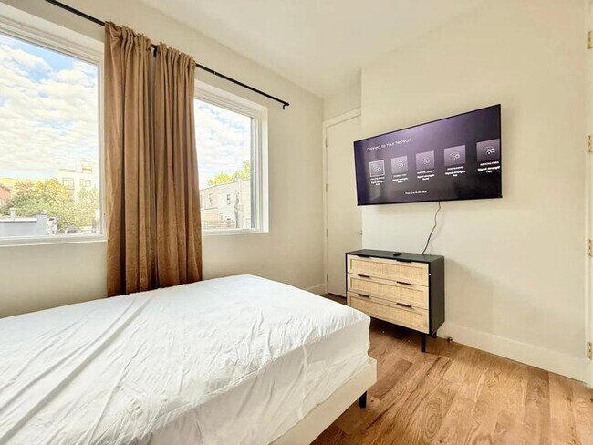 Building Photo - Nice room in a good neighborhood
