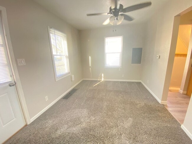 Foto del edificio - Now Leasing: 1 Bedroom, Home in Waterloo, IA!