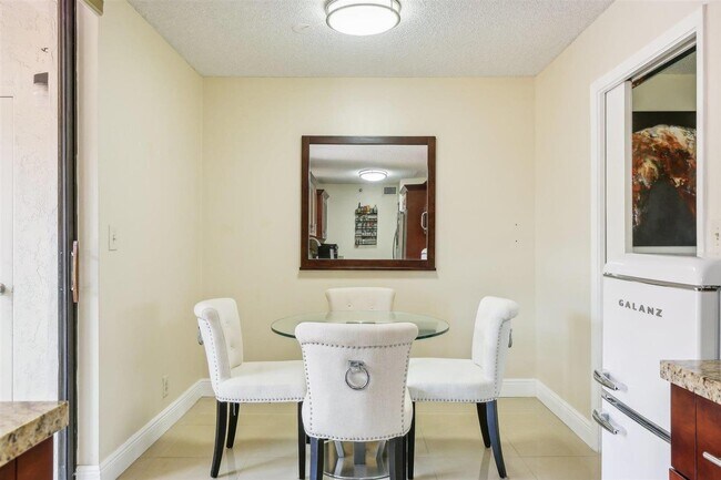 Building Photo - 7153 Promenade Dr