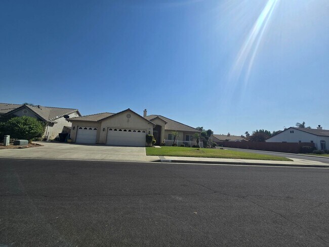 Foto del edificio - 4 BR + Flex 2 BA Available 9/15