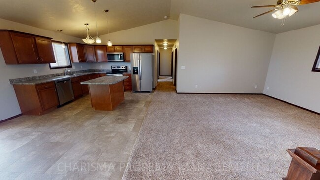 Foto del edificio - 3 BEDROOM, 2 BATH TOWN HOME, INDIVIDUAL ENTRANCE, DOUBLE ATTACHED GARAGE, PET FRIENDLY, NEWER DEV...