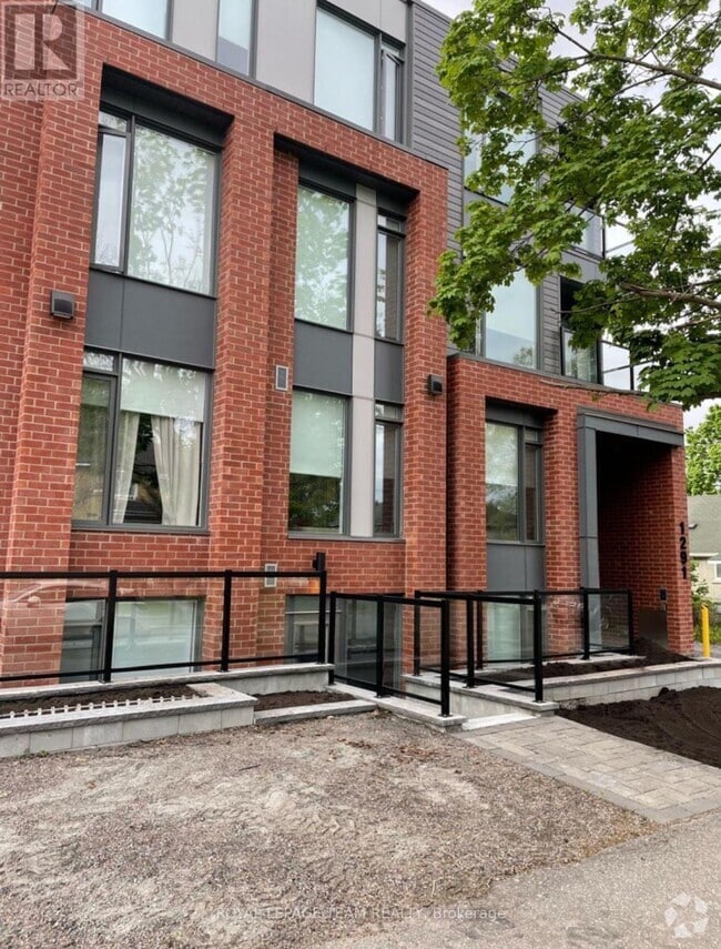 Building Photo - 1291 Summerville Ave