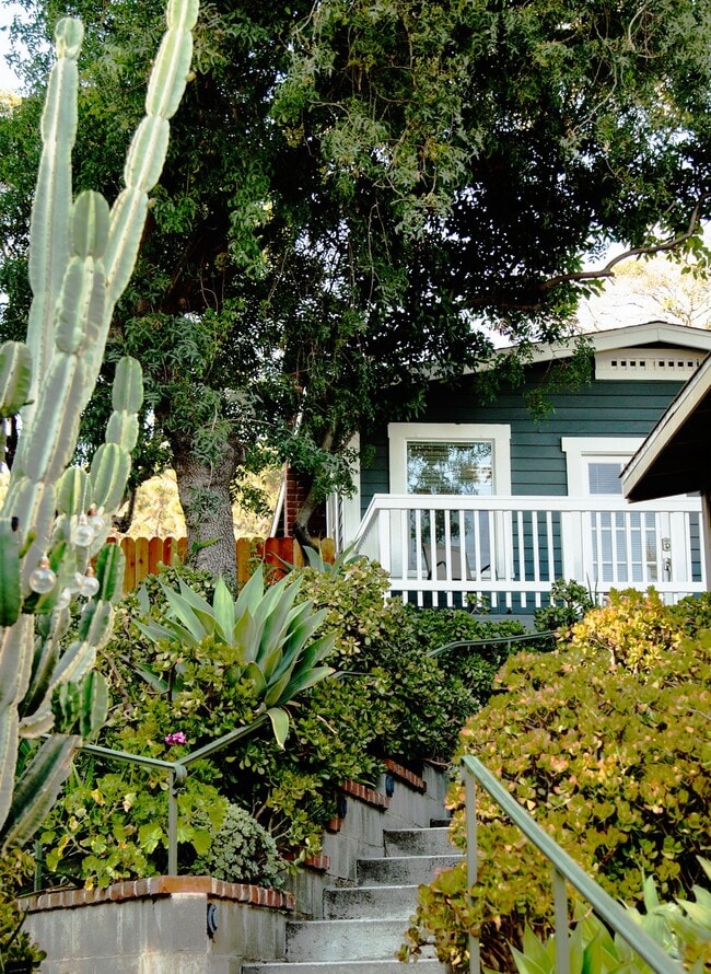 Este es uno de los cuatro bungalows sobre el profesional - 2319 Fargo St