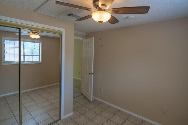 Building Photo - 1615 Westmoor Dr