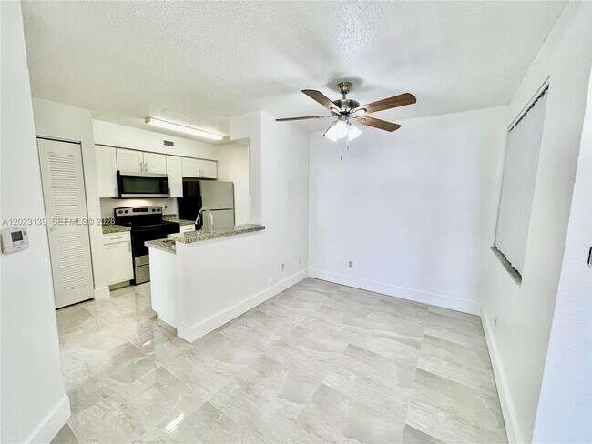 Foto del edificio - 2880 N Oakland Forest Dr