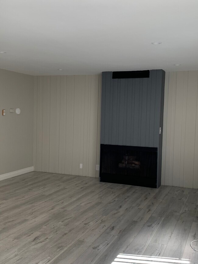 living room/fireplace - 3708 Spencer St