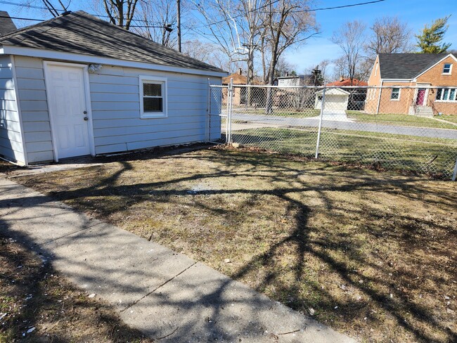 Building Photo - 14124 Manor Ave