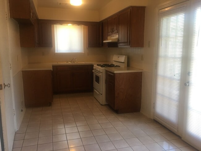 Building Photo - 3 bedroom 2 bath home in East Tulsa