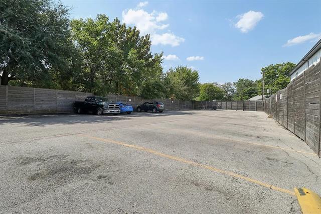 Foto del edificio - 321 E 8th St