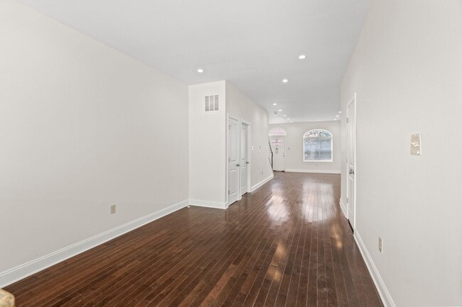 Foto del edificio - Huge Point Breeze Home