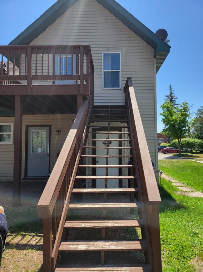 Foto del edificio - 1006 E 2nd St