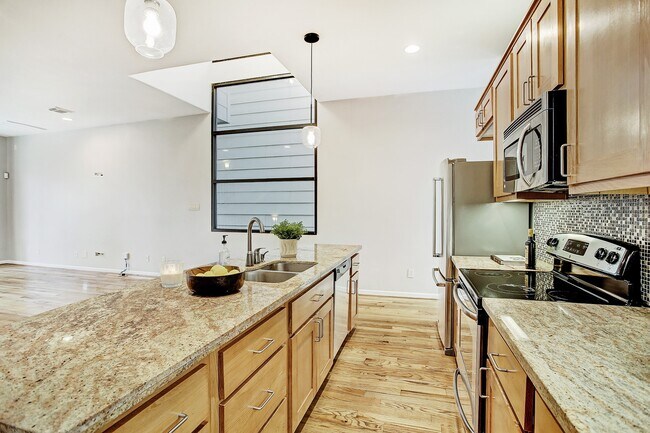 Foto del edificio - 621 W 8th St