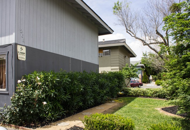 Building Photo - 264-268 Montrose Dr