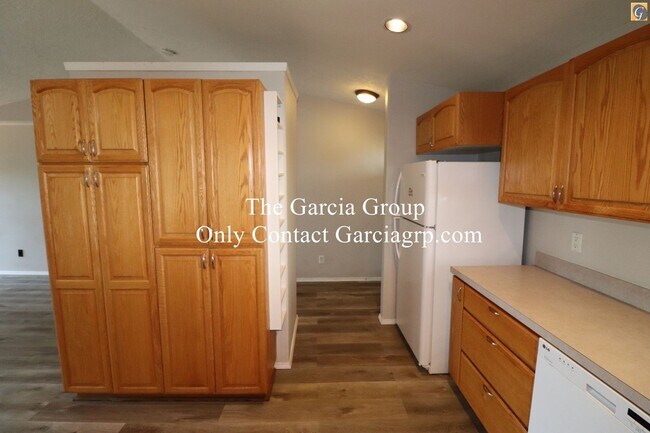 Building Photo - Recently Renovated 3 bed 2 bath NE Home!