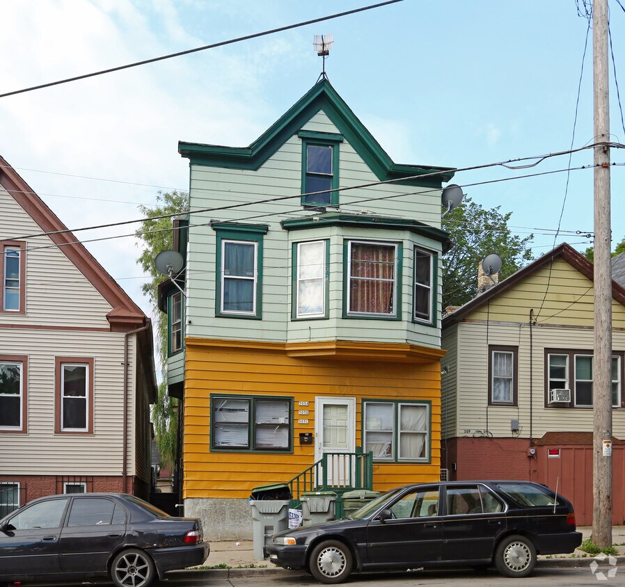 Building Photo - 505 W Maple St