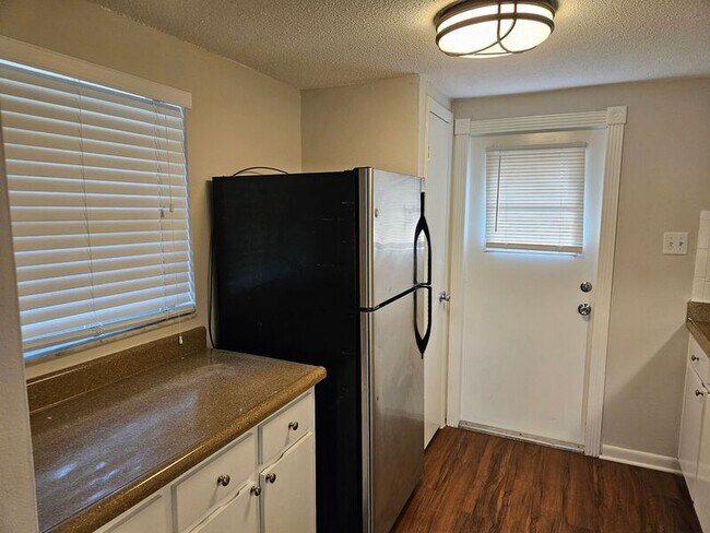 Building Photo - 5306 Oakwood Ct