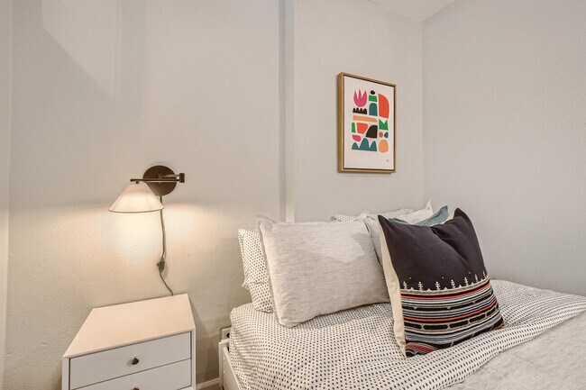 Foto del edificio - 1073 N Downing St