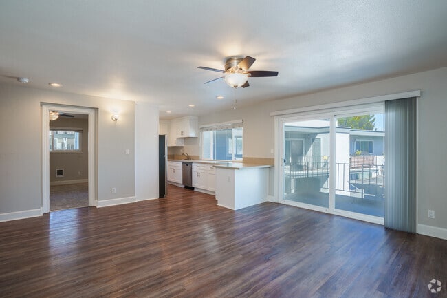 3BR, 2BA - 1000SF - Living Area - Pentagon Apartments