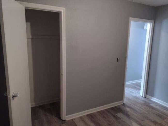 Foto del edificio - 124 Langley Dr