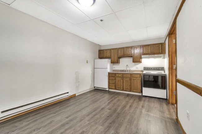 Building Photo - Creekside Apartments (Olivet HS, LLC)