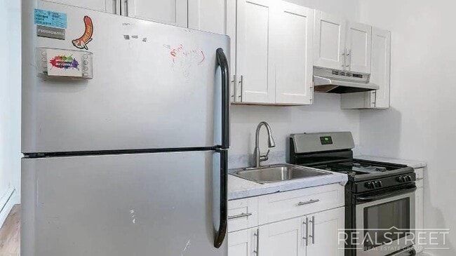 Building Photo - Bright & Spacious 5-Bed Flex Apartment with Backyard Access