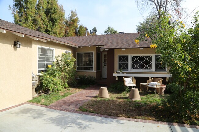 Building Photo - 5724 Rhodes Ave