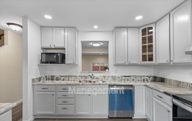 Building Photo - 10 King James Pl