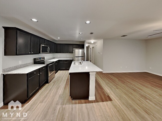 Building Photo - 10528 Many Oaks Dr