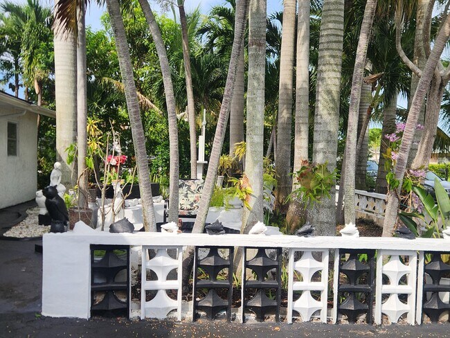 Building Photo - 225 S Sequoia Dr