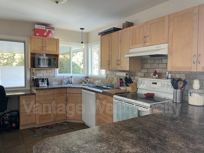 Building Photo - 1291 Kelglen Crescent