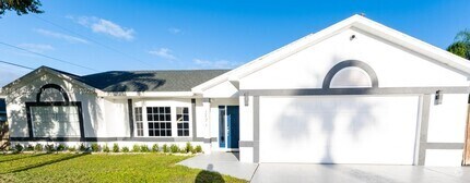 Building Photo - 1771 SE Gaskins Cir