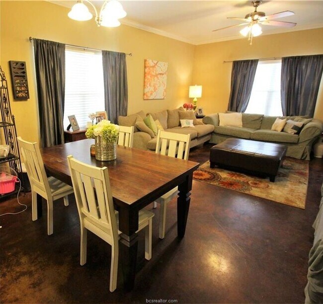 Foto del edificio - AUGUST PRE-LEASE!!! Beautiful 4 Bed, 3 Bat...