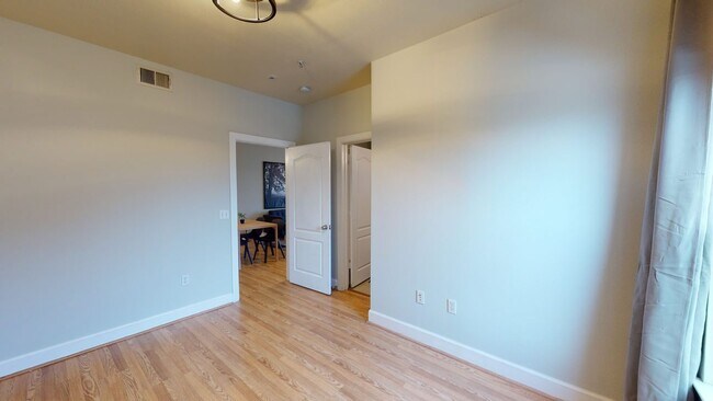Foto del edificio - Queen room A in a Newly Added Home in Eas