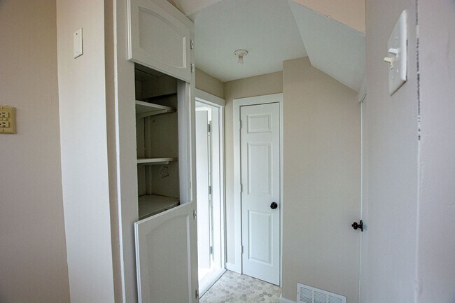 Foto del edificio - Super Cool and Unique 4 Bedroom / 1 Bath Home in Bellevue near Offut!