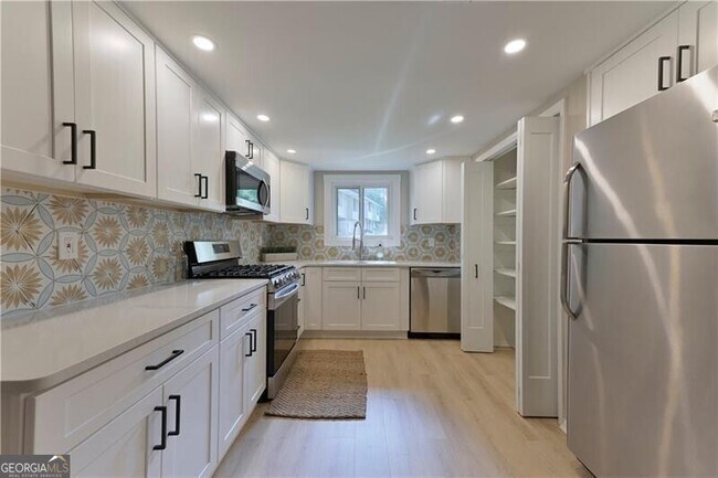 Building Photo - 2179 Surrey Ct