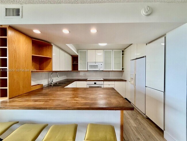 Building Photo - 1000 Parkview Dr