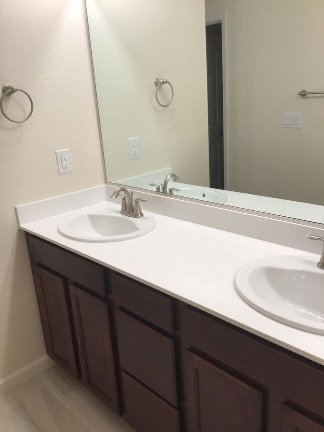 Foto del edificio - Beautiful Arbor Villas Townhome