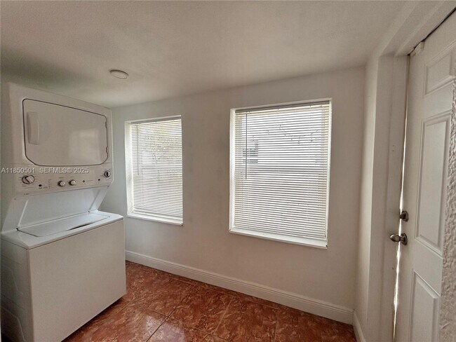 Foto del edificio - 110 NE 56th St