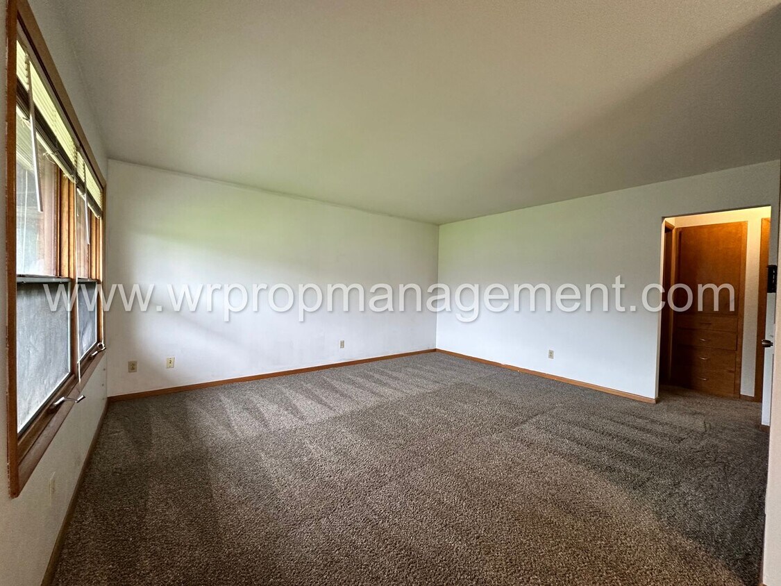 Primary Photo - 400 Stamm St