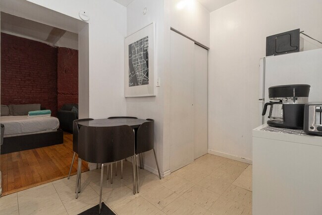 Building Photo - 329 E 94th St